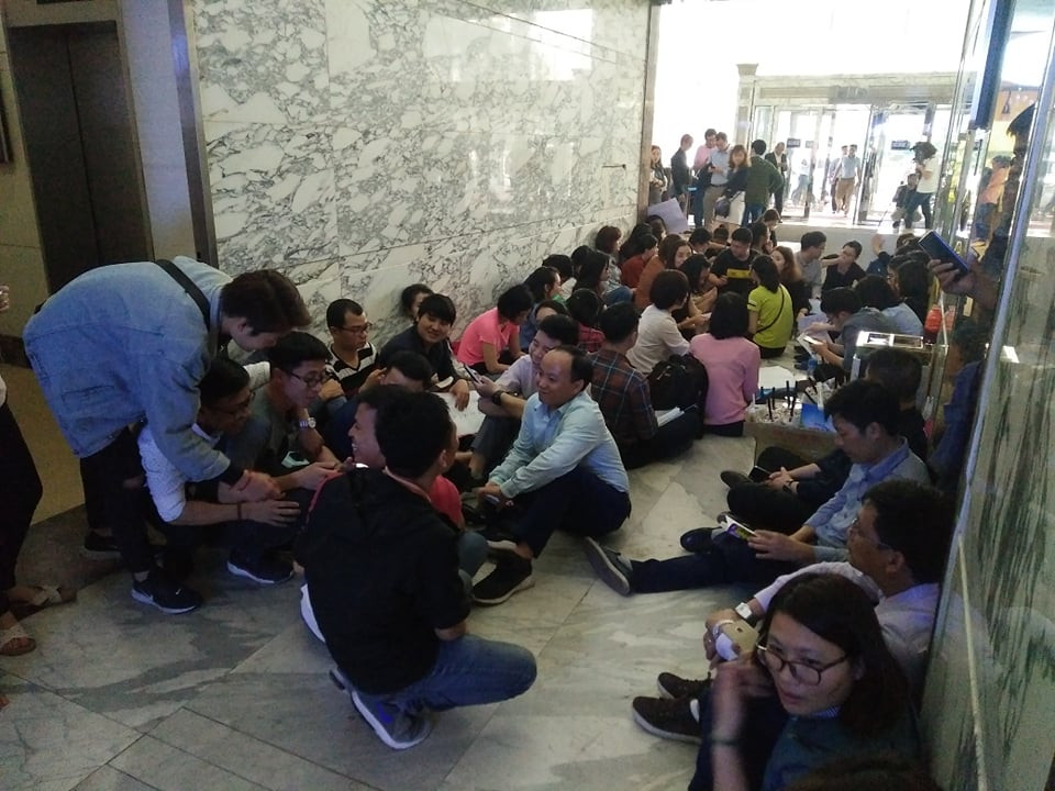 Ha Noi: Khach hang “to” Charmvit cat dien nuoc, bao ve toa nha danh nguoi