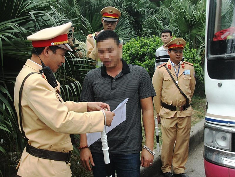 Nghiem cam cong an deo kinh den, dut tui khi lam nhiem vu