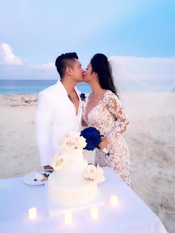 Tuy nhiên chỉ sau 1 năm hoạt động ở làng giải trí, Julia Hồ âm thầm sang nước ngoài kết hôn với chồng Việt kiều. Đám cưới của người đẹp 8x được tổ chức hoành tráng tại bờ biển và nhà trai phải chi số tiền khá lớn để dàn dựng quang cảnh đúng như ý muốn.