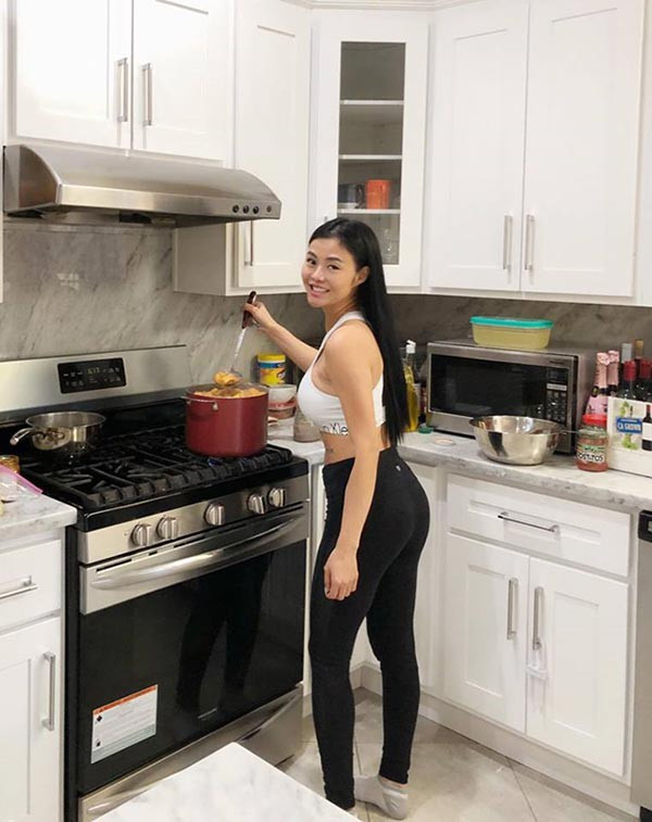 Từ khi làm mẹ, Julia Hồ chăm chỉ nấu nước tại nhà hơn.