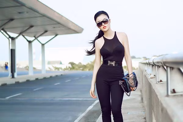 Trước đó, bà mẹ 1 con đã nổi tiếng là kiều nữ thích sử dụng và khoe hàng hiệu khi xuất hiện trước đám đông.