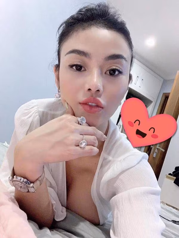 Mới đây, Julia Hồ trở về Việt Nam và nung nấu ý định tái xuất showbiz. Ngoài những tuyên bố mạnh miệng về tình tiền trên trang cá nhân, cô còn không ngại khoe hình ảnh tay đeo trang sức gồm đồng hồ, nhẫn kim cương đắt đỏ.