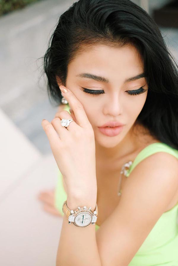 Được biết trong số đó, Julia Hồ đã chi mạnh tay để sở hữu chiếc nhẫn kim cương trị giá 7 tỷ đồng.