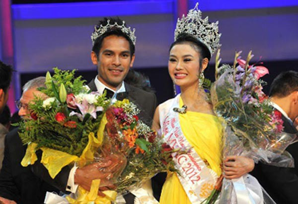  Julia Hồ hay có tên tiếng Việt là Hồ Thúy Anh từng đăng quang cuộc thi "Hoa hậu Việt Nam Hoàn cầu 2012" - sân chơi nhan sắc Ngọc Trinh từng chiến thắng ở mùa giải trước đó. Tuy nhiên chỉ sau 1 đêm đội vương miện, loạt hình ăn chơi tại bar của Julia Hồ gây xôn xao dư luận.