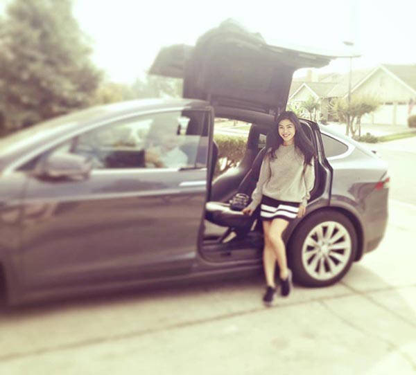 Ở nước ngoài, Julia Hồ di chuyển bằng xe hơi tiền tỷ.