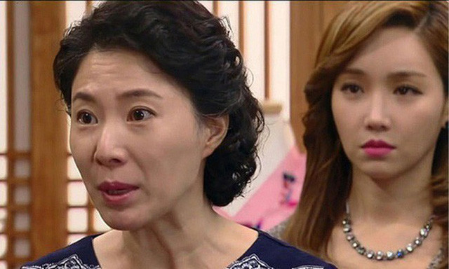 Thay con trai day nau mi cho vo luc nua dem, me chong lam viec nay...-Hinh-2