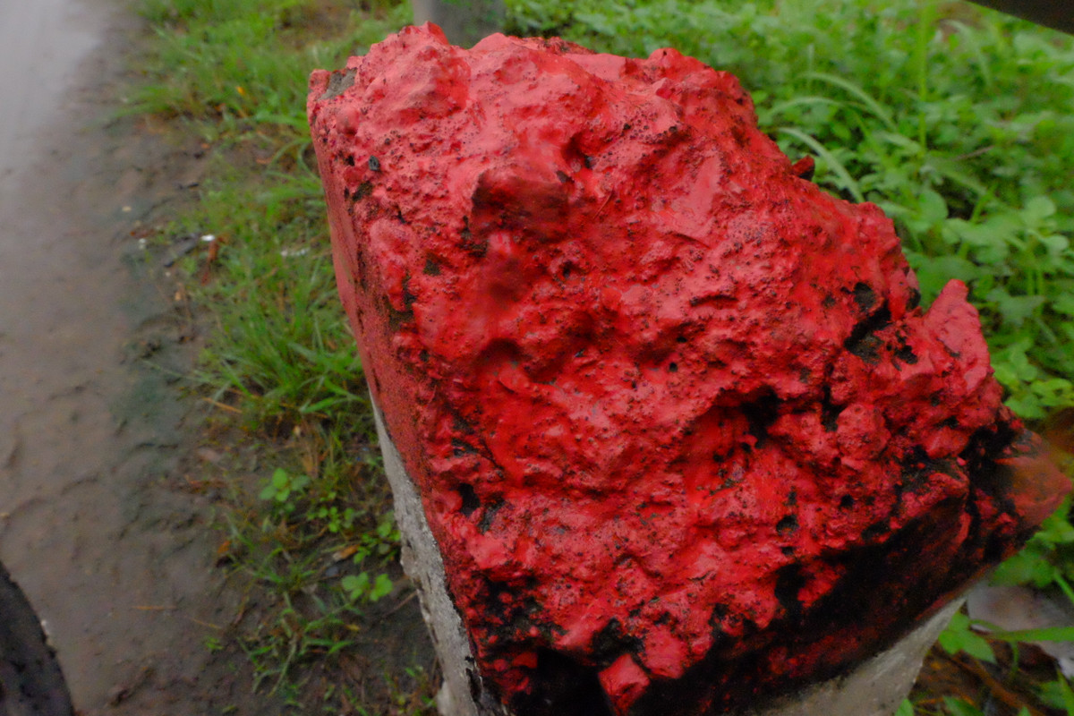 Một số cột khác ở phía đầu bị "cắn mòn".