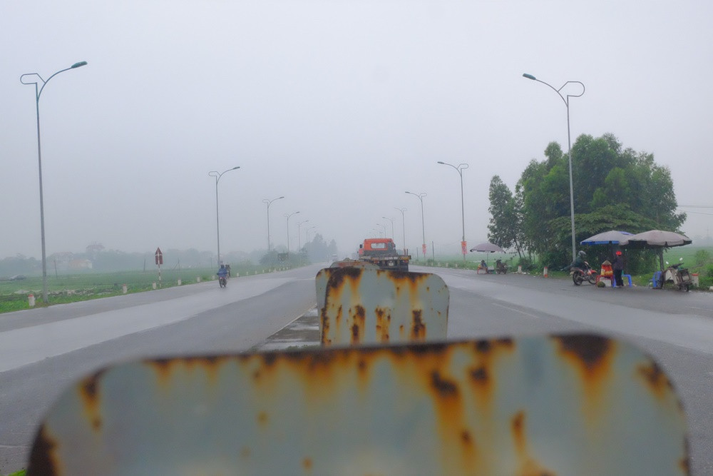 Nhiều đoạn, tấm chống lóa cong vẹo gây mất mỹ quan.