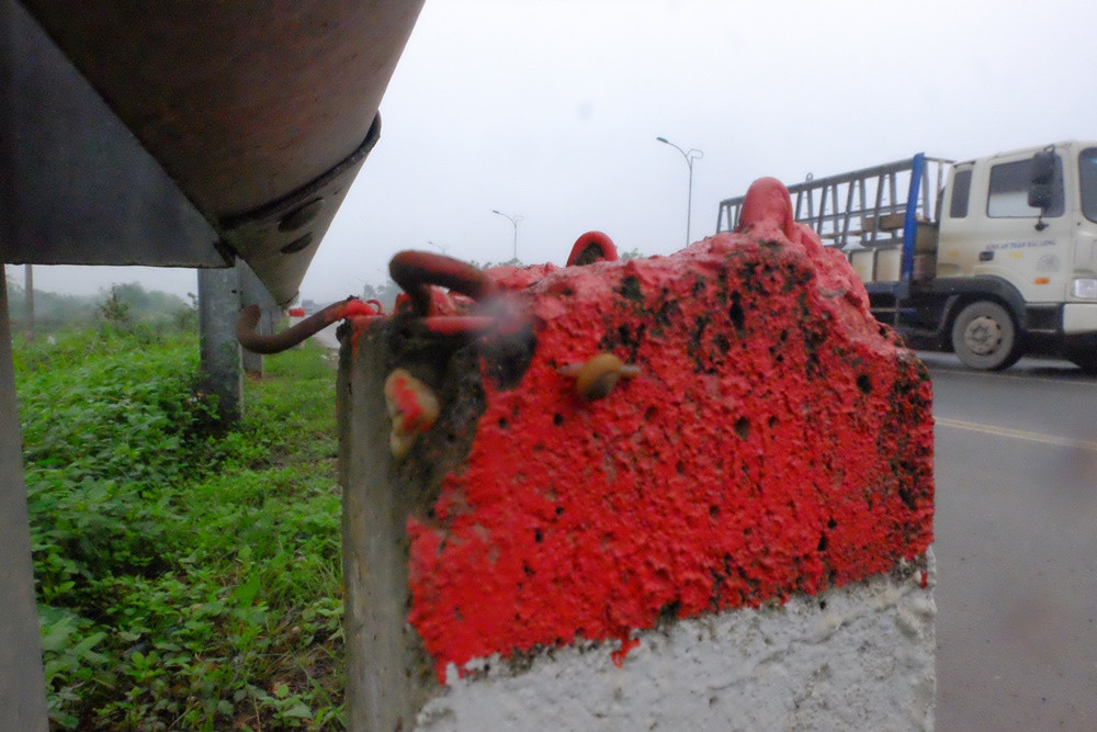 Cột tiêu trơ lõi sắt.