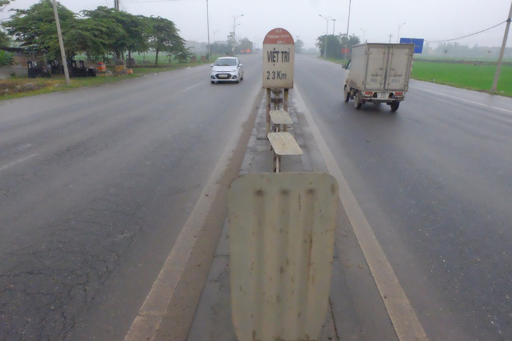 Một số đoạn khác thì bị tấm chắn bị bẻ cong...