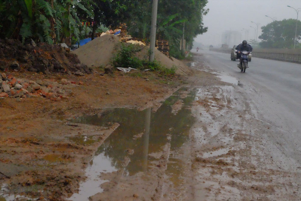 Đất bẩn hòa lẫn nước mưa “xâm chiếm” lòng đường. Nắng lên bụi mù mịt, và gần như không được chủ đầu tư xử lý.