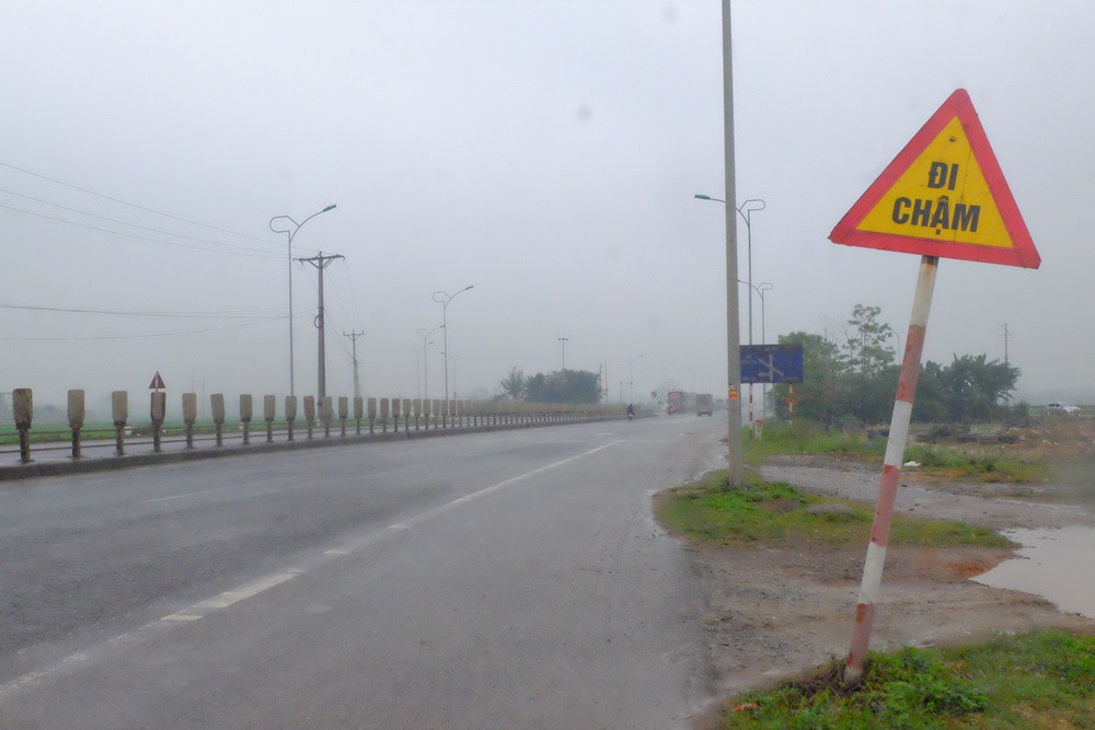 Nhìn những hình ảnh nhếch nhác đang tồn tại trên con đường này ai cũng ngán ngẩm.