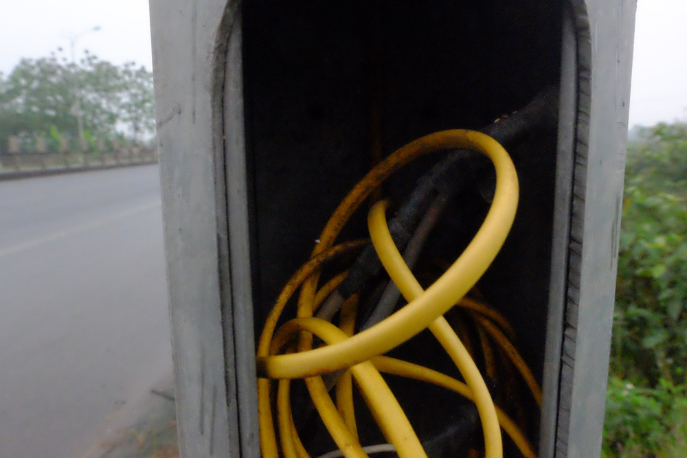 Dây điện cột đèn được nối chằng chịt, không được che đậy.