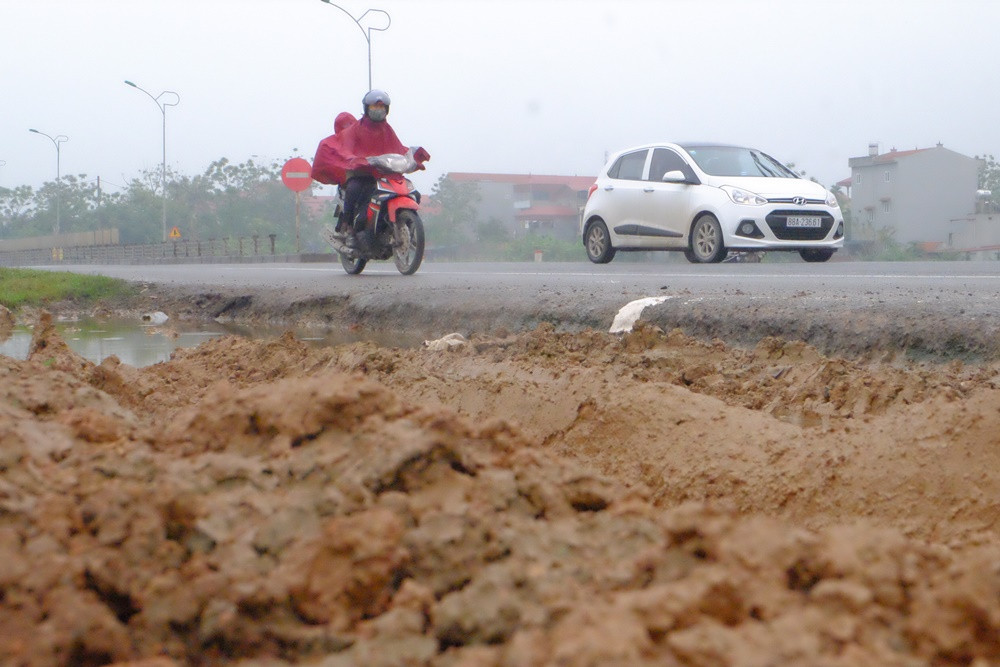 Đó là chưa kể một số đoạn khác sát mép đường xuất hiện nhiều hố đất sâu đang “chờ nuốt” người đi đường.