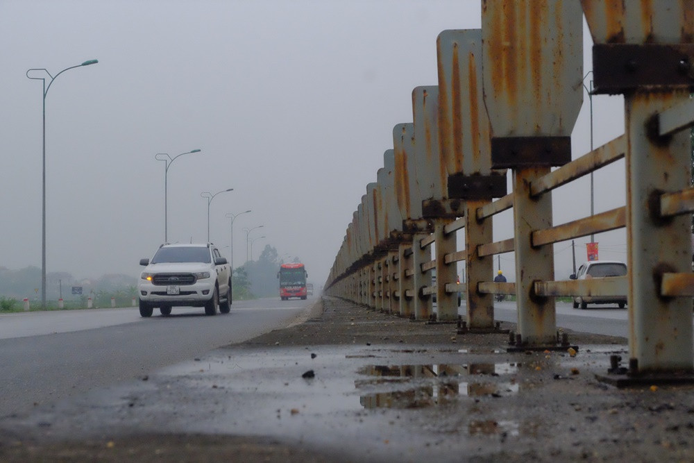 Bên cạnh mặt đường bị hư hỏng, nhiều đoạn của tuyến tránh TP Vĩnh Yên, taluy chắn lóa còn bị hoen rỉ.