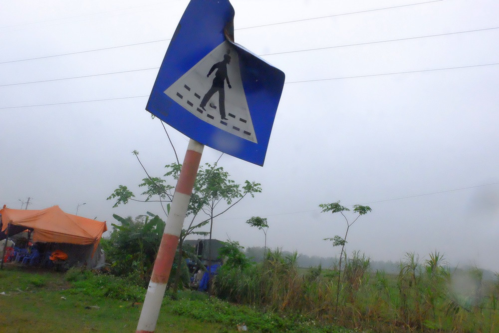 Biển báo móp méo, xiêu vẹo.