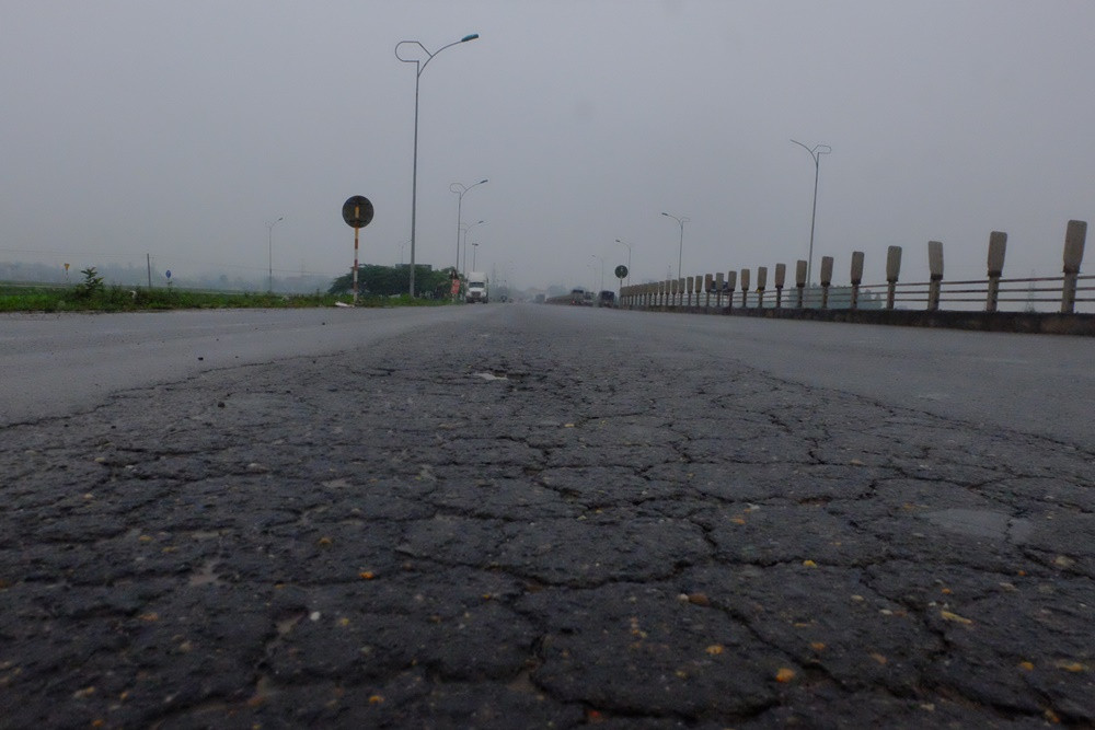 Thậm chí, ở nhiều đoạn trên tuyến đường bề mặt bị rạn nứt dài.
