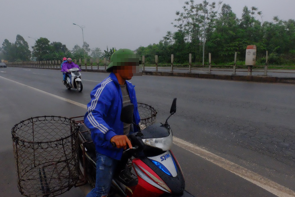 Người dân cho biết: “Tuyến đường này chỉ sau khánh thành 2 năm đã bắt đầu hỏng. Từng có rất nhiều vụ tai nạn xảy ra vào ban đêm do người đi đường tưởng bề mặt bằng phẳng, nhưng không may đã đi vào các đoạn bị thủng, lồi lõm…”.