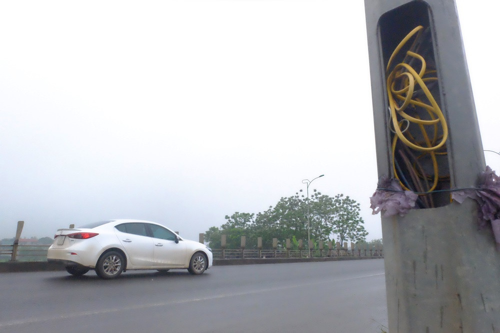 Một số cột đèn điện ở đường thì trơ dây ra ngoài.