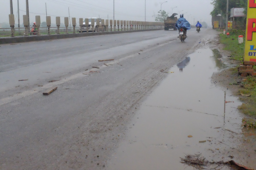 Một số đoạn ở lề đường bị trũng, mưa xuống khiến nước tù đọng tiềm ẩn nguy cơ tai nạn cho người tham gia giao thông.