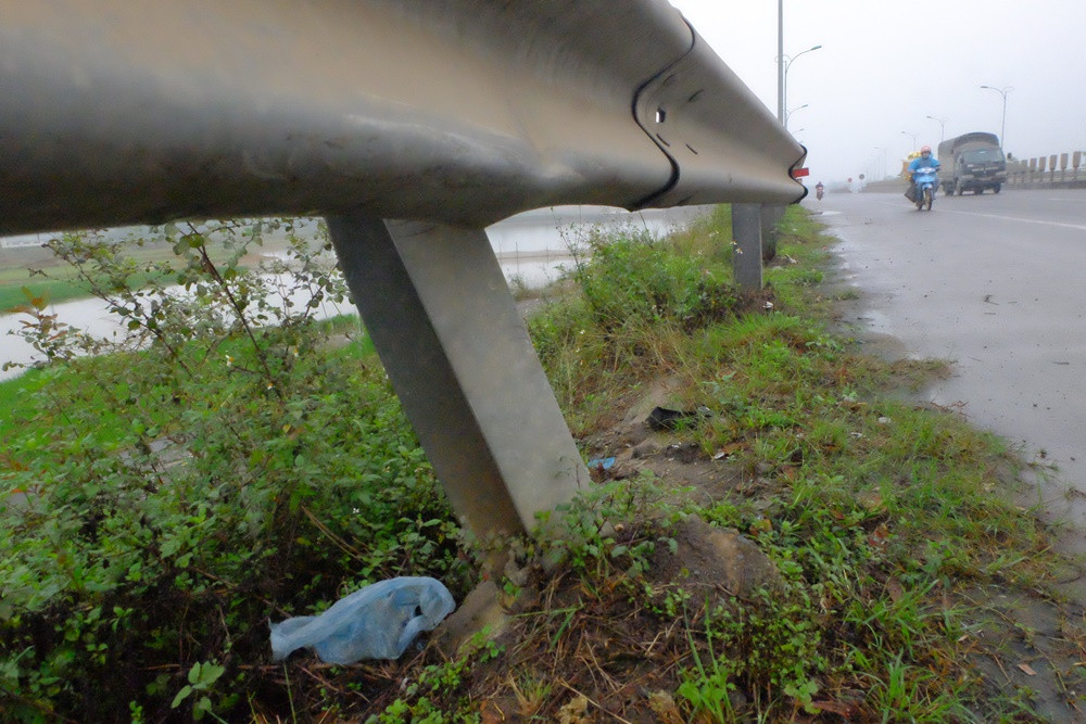 Cột taluy sắp bật tung khỏi mặt đường.