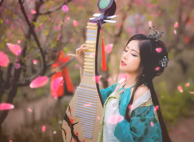 Ngoài tài lộc vượng, chuyện tình cảm của con giáp này cũng sẽ tiến triển theo hướng rất tích cực. Người tuổi Sửu còn độc thân sẽ có cơ hội tìm được ý trung nhân, người đã có gia đình thì cuộc sống hôn nhân vô cùng viên mãn, hạnh phúc.