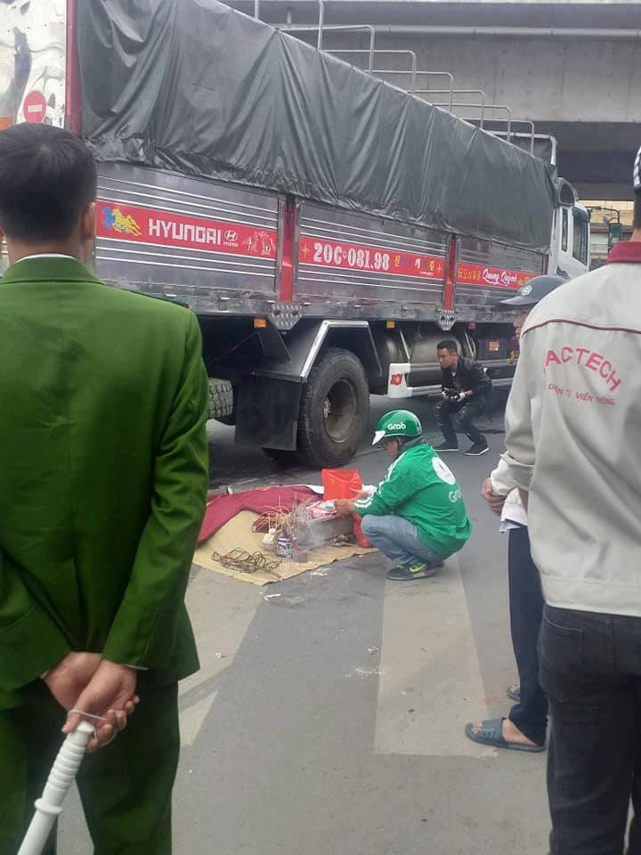 Nguoi dan ong di xe may bi xe tai can chet tai cho