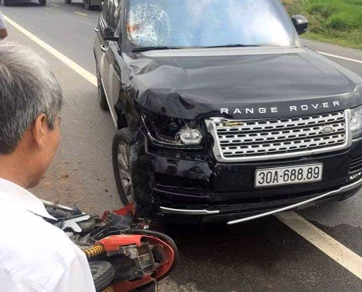 Hung Yen: O to Range Rover va cham xe may, hai nguoi thuong vong