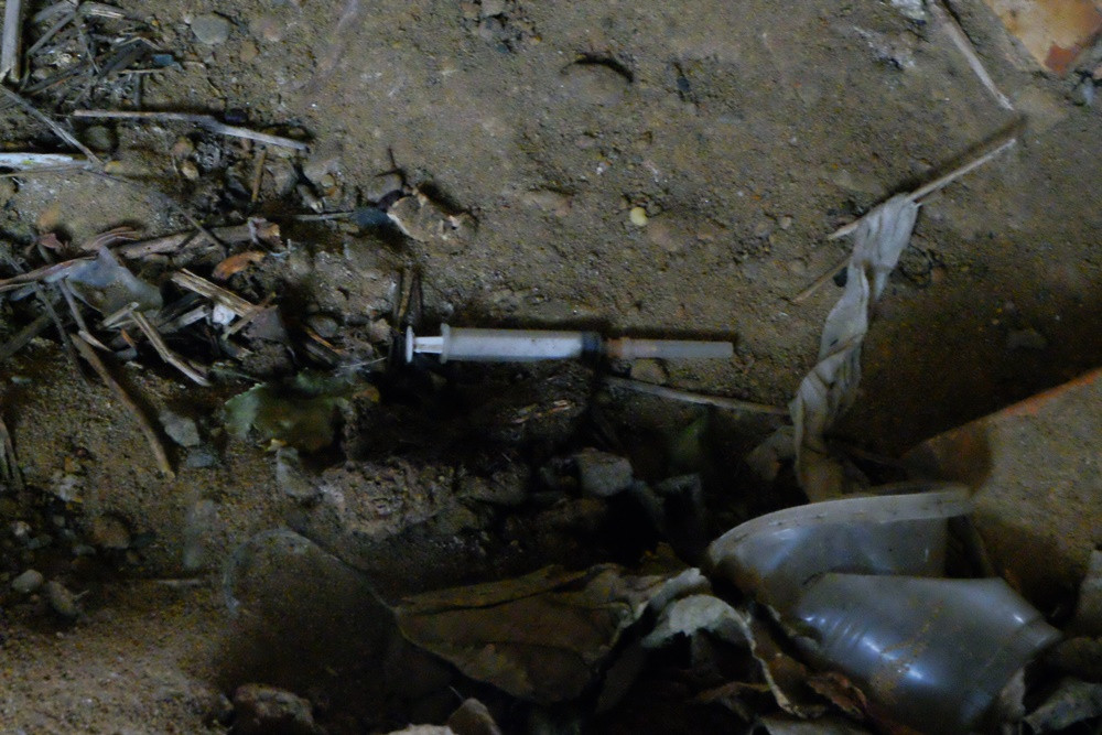 Không chỉ bị bỏ hoang vu, người dân sống xung quanh khu dự án này còn cho biết, các đối tượng nghiện ngập thường tụ tập nhau vào đây để chích ma túy.