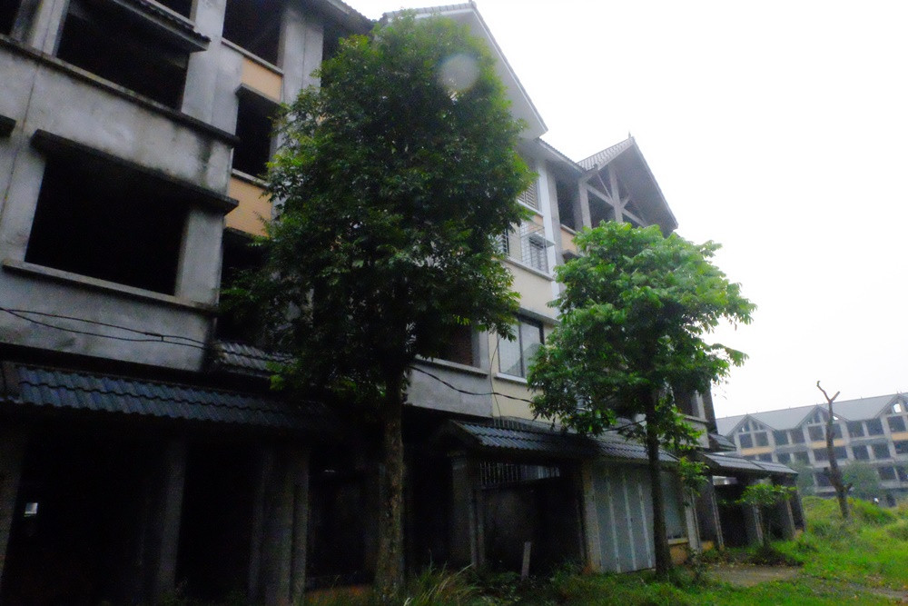 Hiện mới chỉ có một vài căn được hoàn thiện, và có người sinh sống. Tuy nhiên người dân cho biết: “Việc hoàn thiện biệt thự là do gia đình tạm ứng tiền ra thi công trước vì chờ đợi chủ đầu tư quá lâu…”.