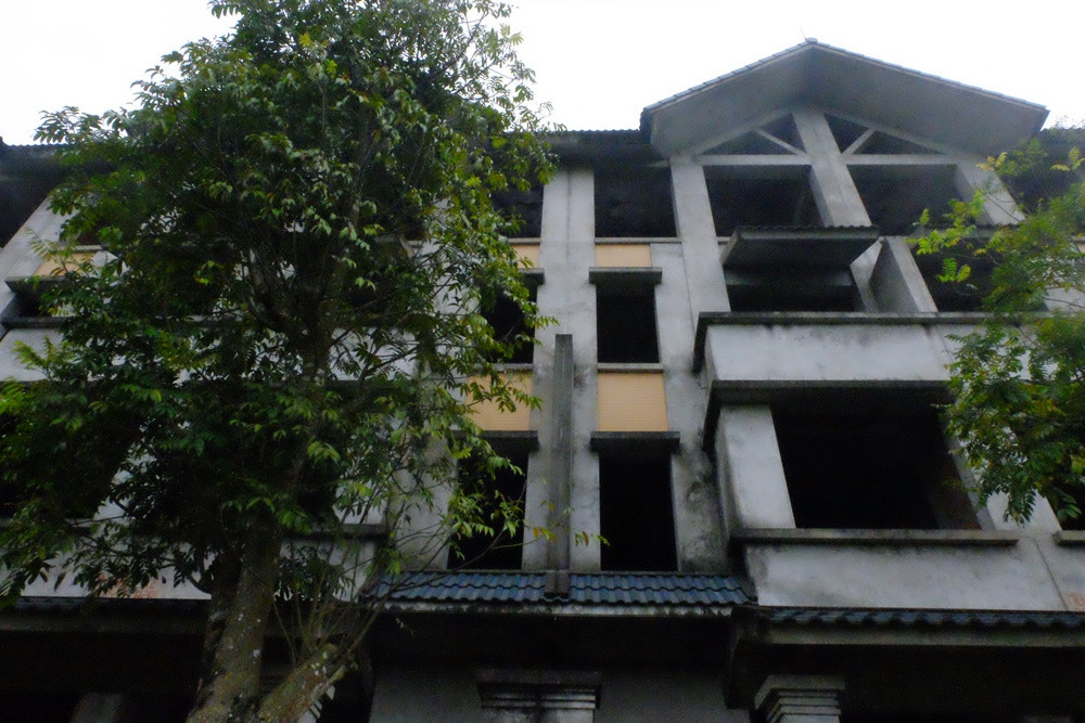 Gần 10 năm qua, dự án này mới chỉ hoàn thành một vài căn nhà liền kề, biệt thự phần thô, còn lại là đất hoang vu, cỏ dại.