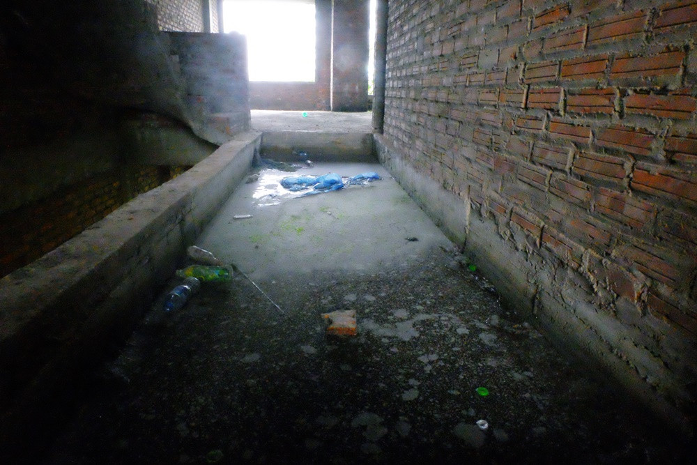 Nước bẩn tù đọng bên trong.