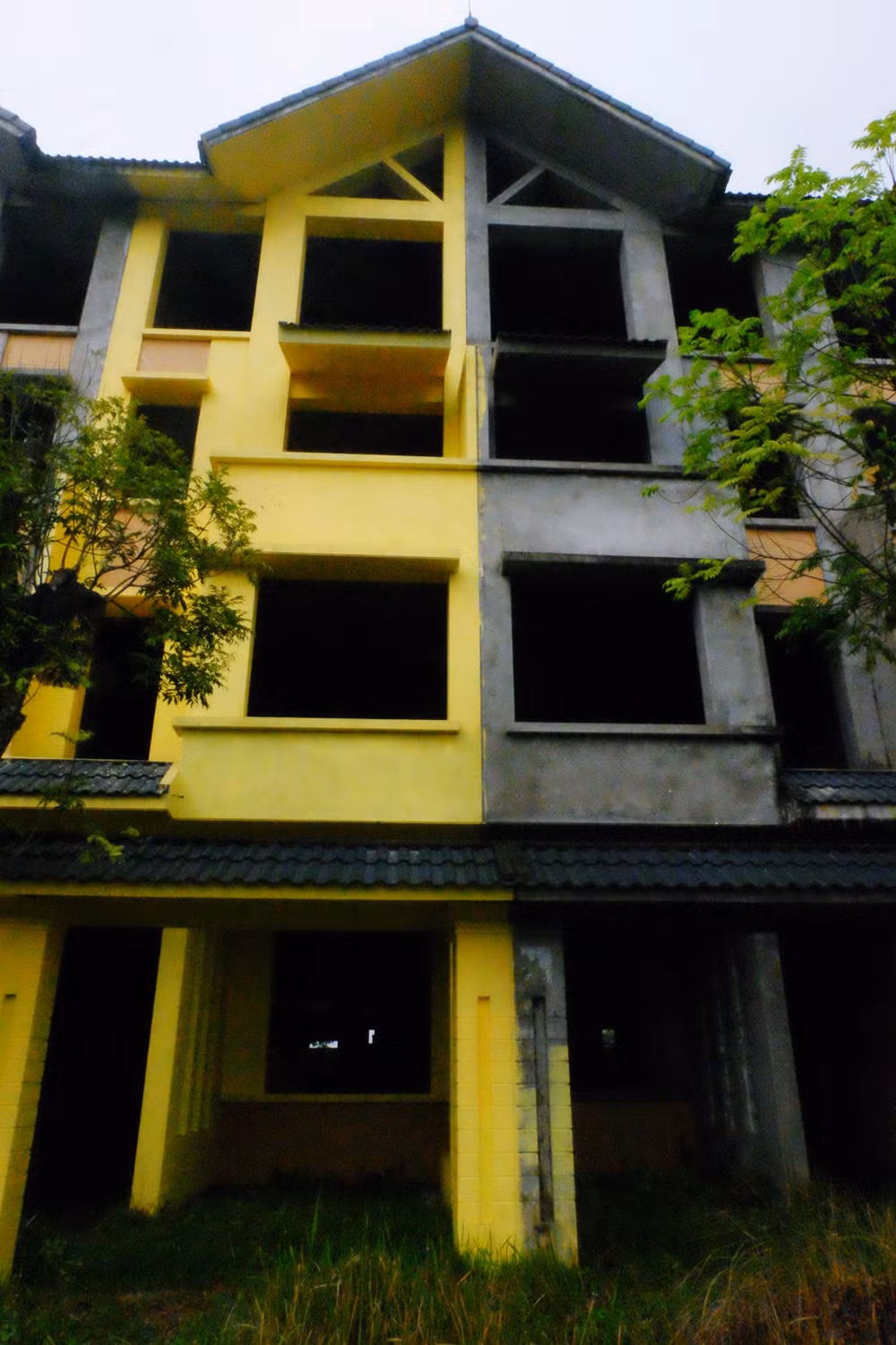 Người dân chủ động hoàn thiện ngôi nhà đã mua.