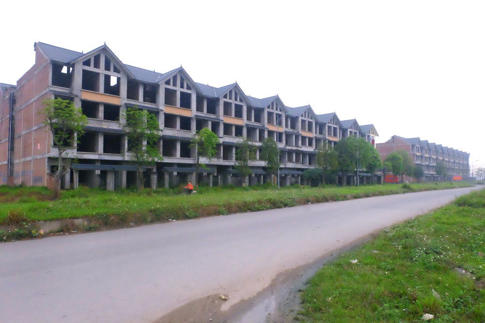 Gần chục năm qua, mỗi lần di chuyển qua đây nhìn những dãy nhà liền kề, căn biệt thự "đắp chiếu" người dân ai nấy cũng xót xa.