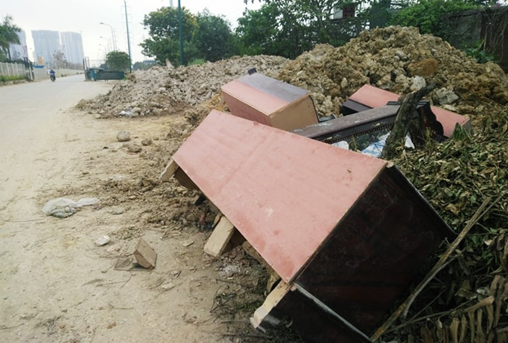 Hầu hết, ở những đoạn đường thực hiện gần như đã hoàn chỉnh, người và phương tiện đã lưu thông đều bị các núi đất, bàn gỗ hư hỏng… “xâm chiếm” tới nửa diện tích lòng đường.