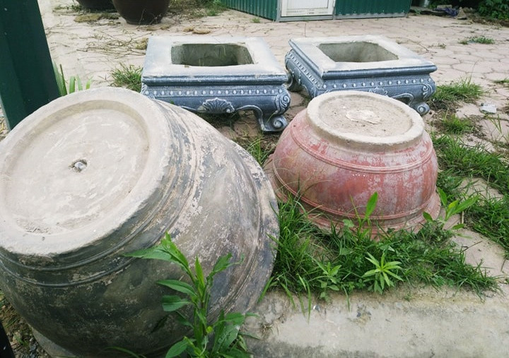 “Dân Phú Thượng không có ý thức, rất khó bảo, họ toàn vứt xuống vỉa hè, lòng đường. Chúng tôi có hai xe nước tưới đường, nhưng vừa tưới xong dân lại đổ đất ra. Muốn làm hàng rào ranh giới dự án thì họ mang dao kiếm ra phản đối căng lắm. Họ làm như vậy rất sợ, phức tạp”, ông Rahyo Djatmiko nói.