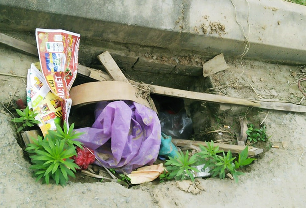 Nhìn những gì đang diễn ra trên con đường được đầu tư khoảng 62 tỷ đồng này, nhiều người dân vô cùng bức xúc.