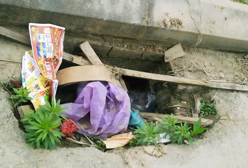 Nhìn những gì đang diễn ra trên con đường được đầu tư khoảng 62 tỷ đồng này, nhiều người dân vô cùng bức xúc.