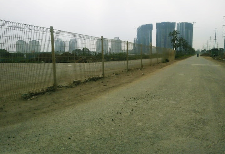 Theo lời ông Rahyo Djatmiko, phía Công ty cũng đã phối hợp với chính quyền địa phương nhắc nhở người dân Phú Thượng không vứt rác bừa bãi ra đường nhưng không được. “Dân họ lấy đất để trồng cây đào, vị trí trồng thì cao hơn mặt đường nên họ đổ đất bừa bãi ra đường, bẩn thỉu”, - ông Rahyo Djatmiko cho hay.