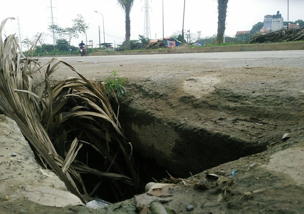 Dọc hai bên đường, nhiều cống thoát nước vẫn chưa được đậy nắp, cũng tiềm ẩn tai nạn chết người.