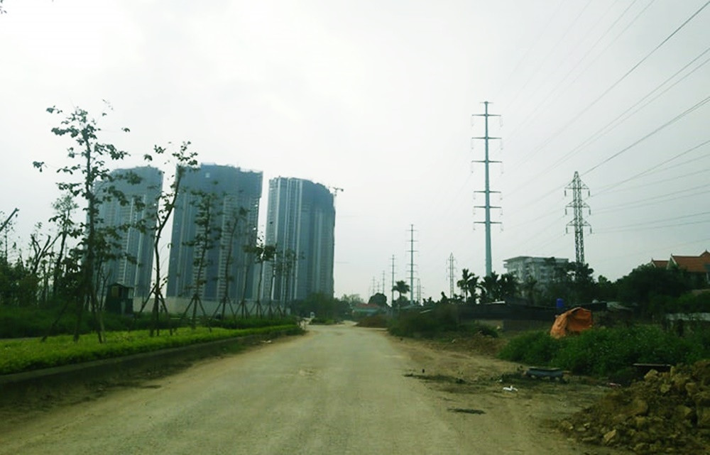 Tuy nhiên, ghi nhận thực tế của PV Kiến Thức từ các ngày 2-5/3, trên tuyến đường rộng 40m nối hai đường vành đai 2 và 3 đi qua nhiều khu đô thị hiện đại, với điểm đầu từ cầu Nhật Tân (phường Phú Thượng - Tây Hồ); điểm cuối nối với nút giao cầu Thăng Long (xã Đông Ngạc - Từ Liêm) do Công ty TNHH Phát triển đô thị Nam Thăng Long làm chủ đầu tư, với tổng kinh phí khoảng 62 tỷ đồng vẫn nhếch nhác khủng khiếp.