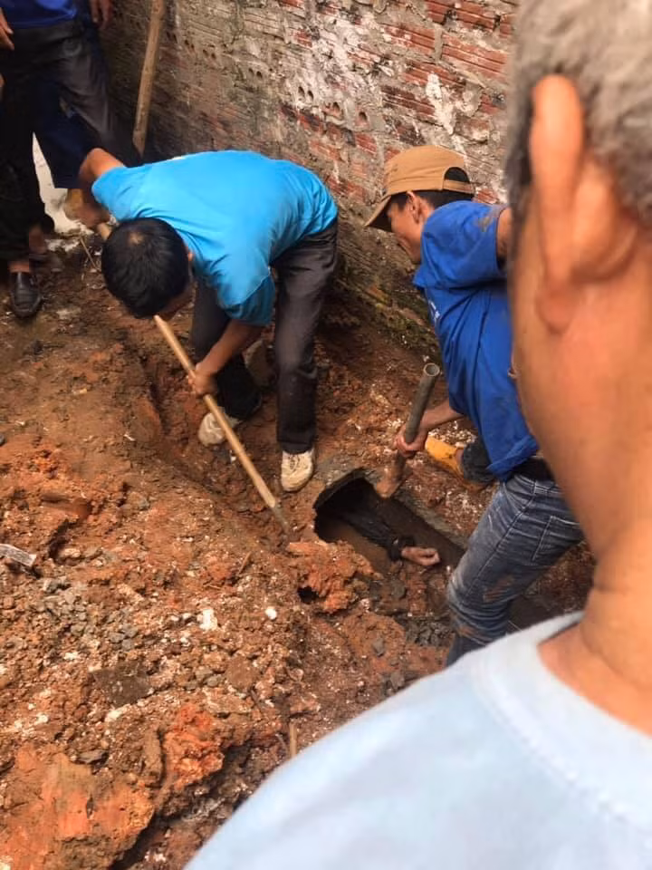 Giai cuu nam thanh nien tu chui vao ong cong nuoc thai gan 1 ngay-Hinh-2