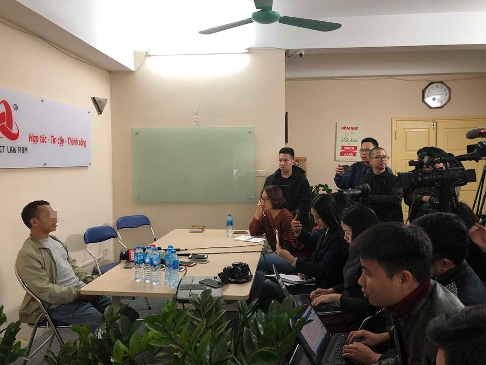 Anh M.(bố cháu Q.) thông tin với báo giới.