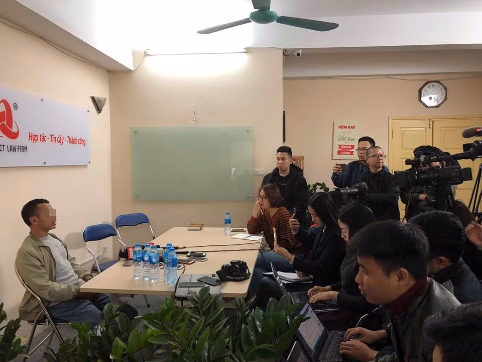 Anh M.(bố cháu Q.) thông tin với báo giới.