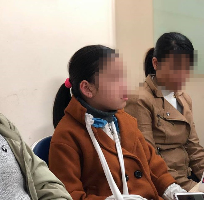 Cháu Q., và gia đình tại văn phòng luật sư Kết nối (Hà Nội).