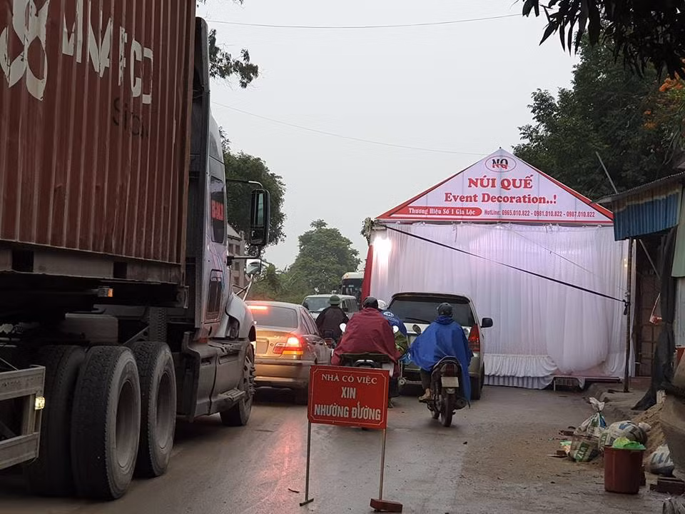 Rap cuoi chinh inh giua quoc lo, ngan xe vun vut lao qua-Hinh-4