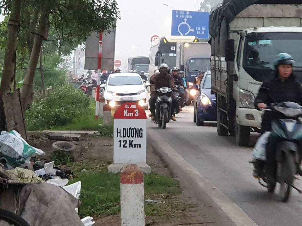 Rap cuoi chinh inh giua quoc lo, ngan xe vun vut lao qua-Hinh-7