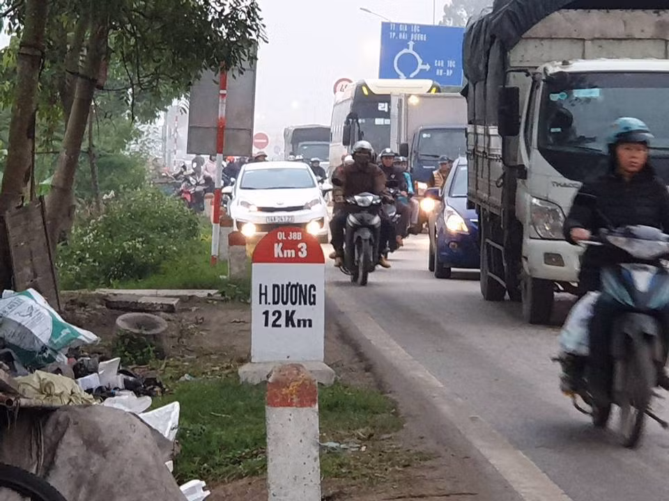 Rap cuoi chinh inh giua quoc lo, ngan xe vun vut lao qua-Hinh-7