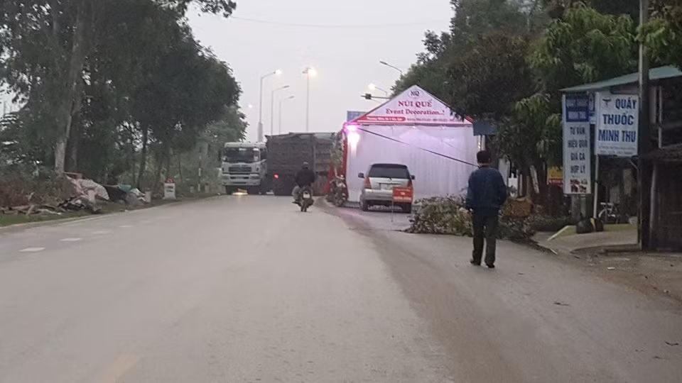 Rap cuoi chinh inh giua quoc lo, ngan xe vun vut lao qua-Hinh-2