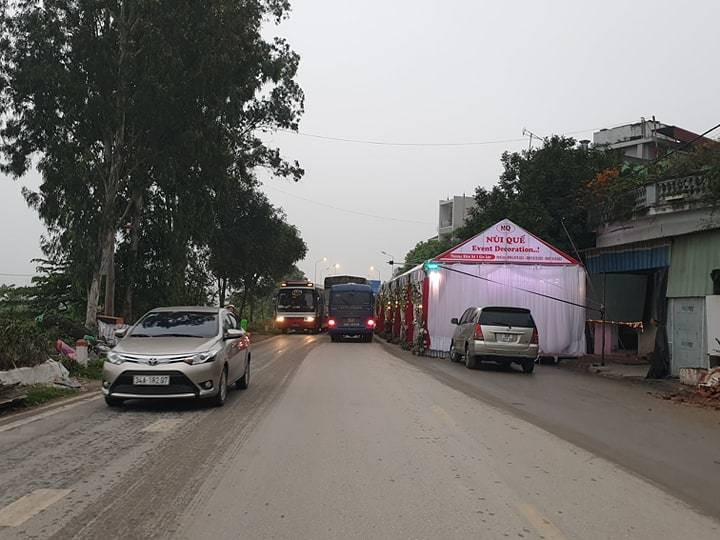 Rap cuoi chinh inh giua quoc lo, ngan xe vun vut lao qua-Hinh-5